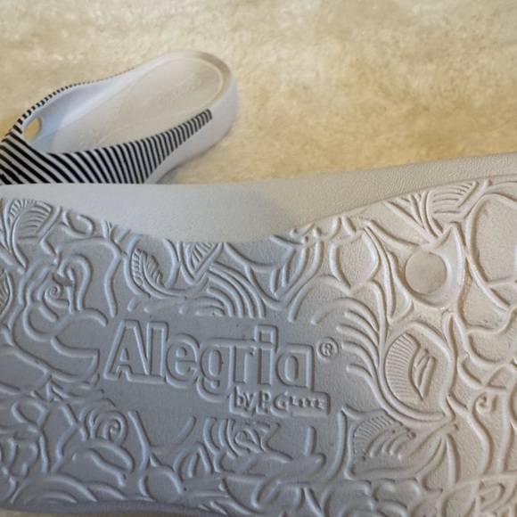 FLAWED Read below Alegria Printed Recovery Thong Sandals- Ode NWOT. EU 36 US 6 - Picture 3 of 5